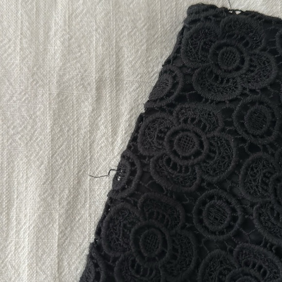 Lace Scalloped Hem Shorts - Picture 7 of 7